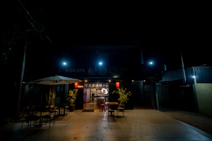 Entrada e área externa do Kokoro Lamen à noite