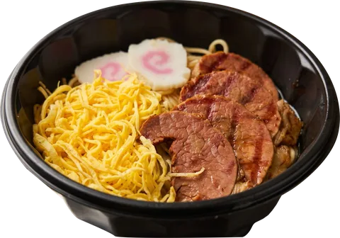 Foto real do Naruto Lamen com carne bovina, omelete e naruto